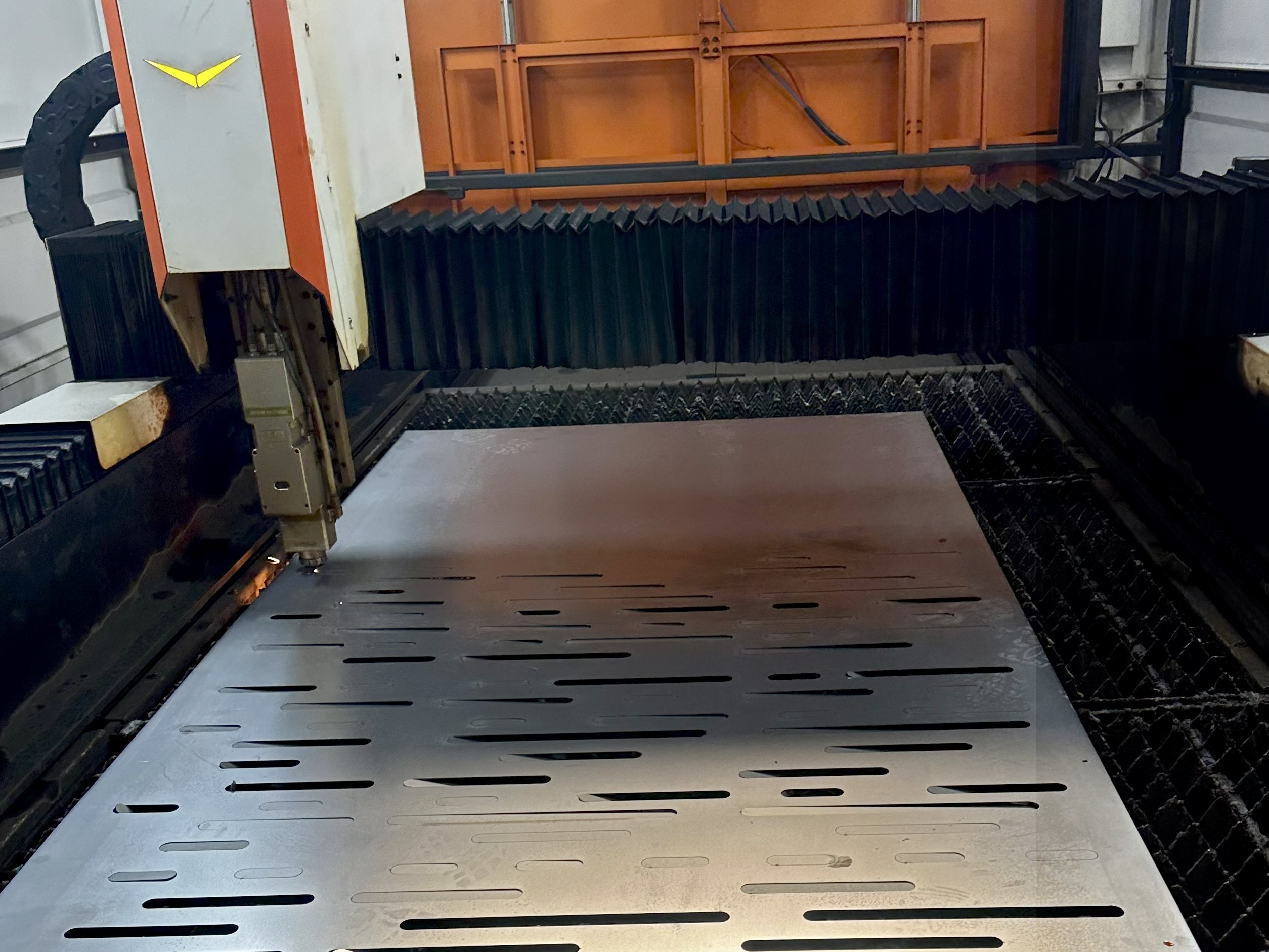 High-precision fiber laser cutting a steel plate